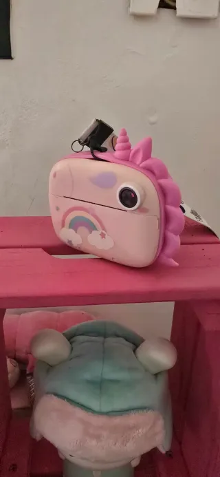 Estantería de madera rosa con juguetes