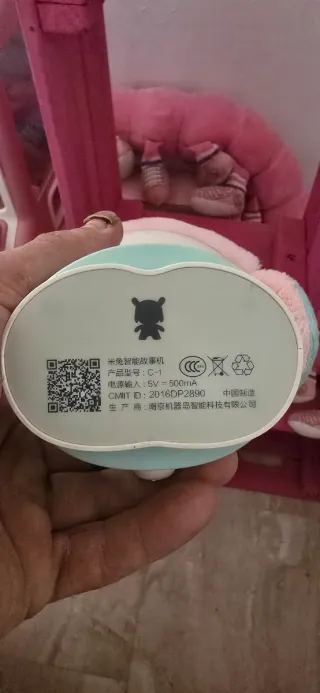 Estantería de madera rosa con juguetes