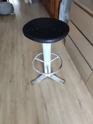 Taburete alto de bar de hierro. Uno 10€ tres 25 €