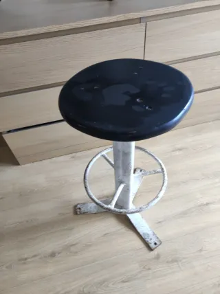 Taburete alto de bar de hierro. Uno 10€ tres 25 €