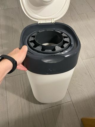 Contenedor de pañales blanco y negro