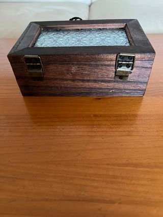 Caja de madera con tapa de cristal tallado