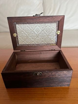 Caja de madera con tapa de cristal tallado