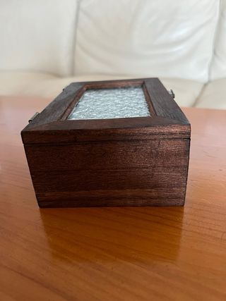 Caja de madera con tapa de cristal tallado