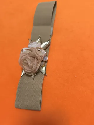 Cinturón elástico con flores beige y rosa