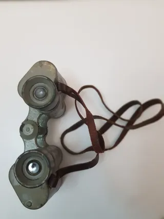 Prismáticos antiguos con correa