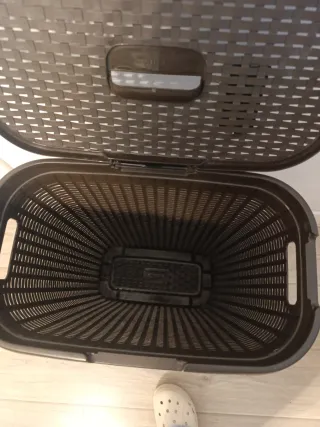 Cesto Ropa Curver 40L medidas ancho 40 cm alto 62