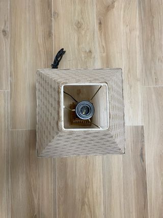 Lamparita de mesa con pantalla