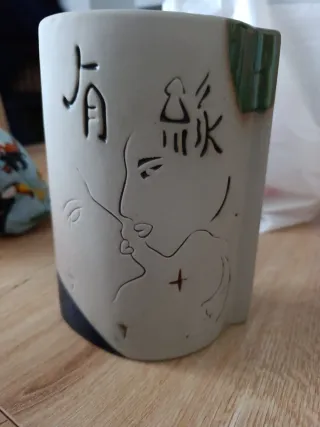 Jarrón de cerámica beige y verde