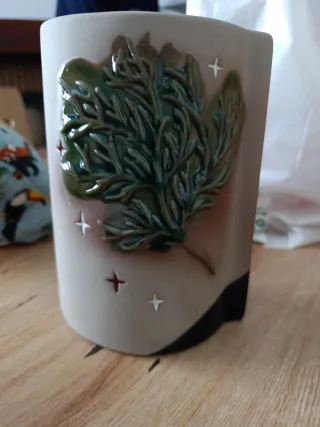 Jarrón de cerámica beige y verde