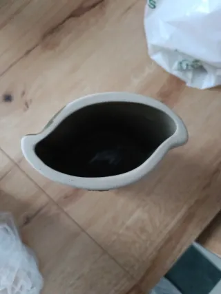 Jarrón de cerámica beige y verde