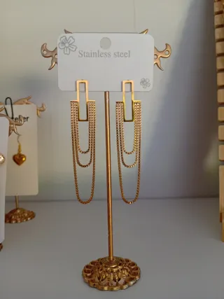 Pendientes dorados largos con cadenas