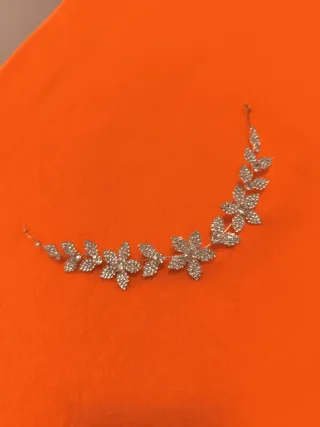 Tiara plateada con flores y hojas