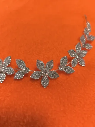 Tiara plateada con flores y hojas