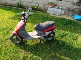 Peugeot Vivacity Scooter Roja y Gris