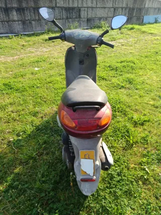 Peugeot Vivacity Scooter Roja y Gris