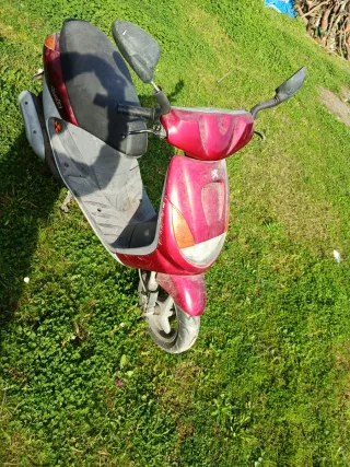 Peugeot Vivacity Scooter Roja y Gris