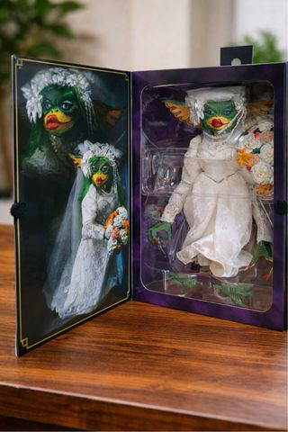 NECA Gremlins 2 Ultimate Greta en Vestido de Novia