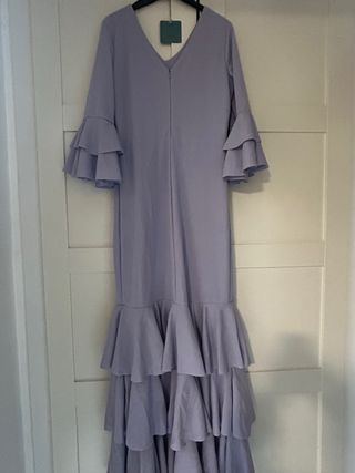 Traje de flamenca morado con volantes