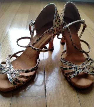 Zapatos de baile con estampado de leopardo.