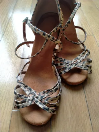 Zapatos de baile con estampado de leopardo.