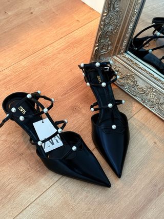 Zapatos negros con perlas y tacón