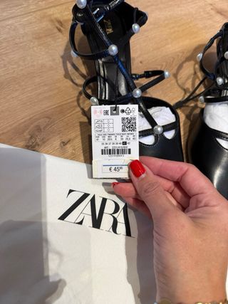 Zapatos negros con perlas y tacón