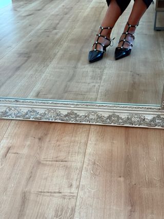 Zapatos negros con perlas y tacón