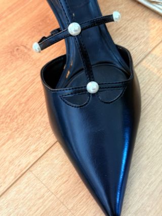 Zapatos negros con perlas y tacón