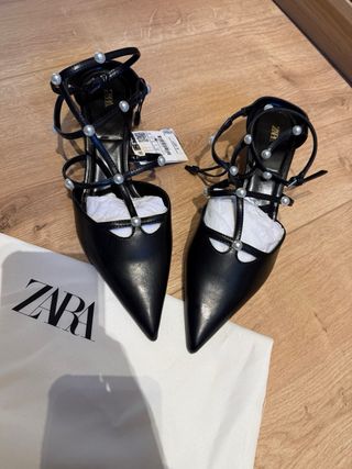 Zapatos negros con perlas y tacón