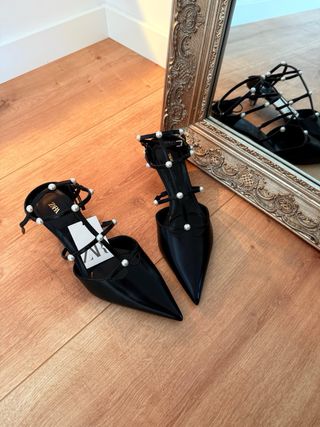 Zapatos negros con perlas y tacón