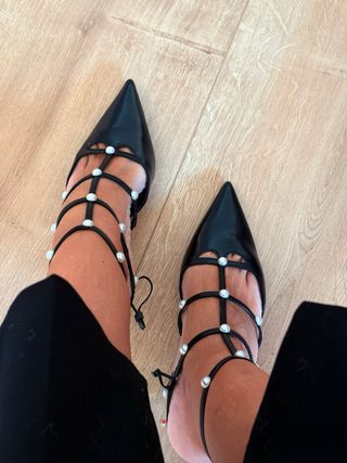 Zapatos negros con perlas y tacón