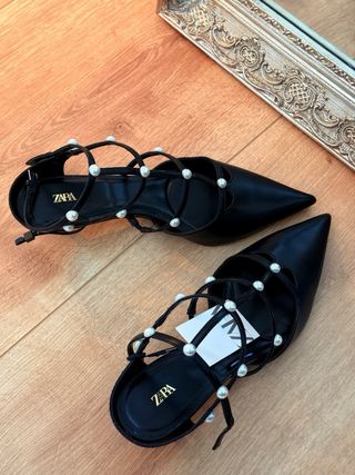 Zapatos negros con perlas y tacón