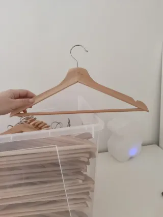 Perchas de madera con gancho metálico