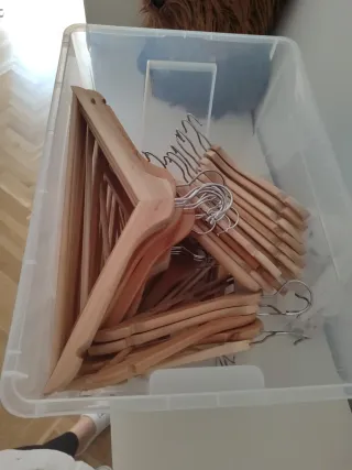 Perchas de madera con gancho metálico