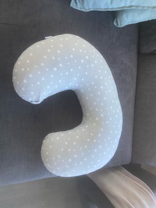 Cojín de lactancia gris con puntos blancos