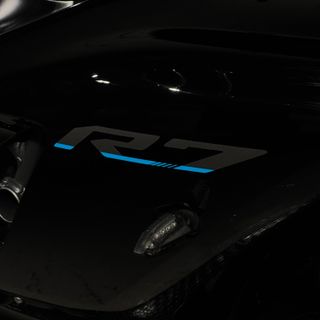 YAMAHA R7