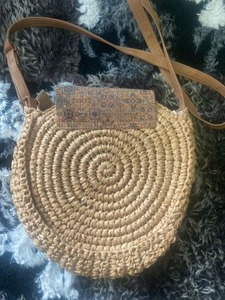 Bolso redondo de paja con detalle de corcho