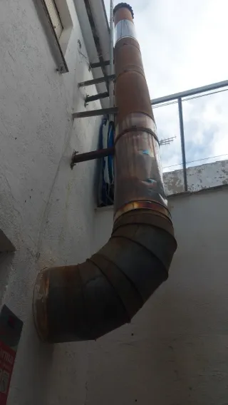 Chimenea de leña metálica negra