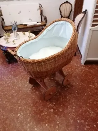 Cochecito de mimbre para bebé
