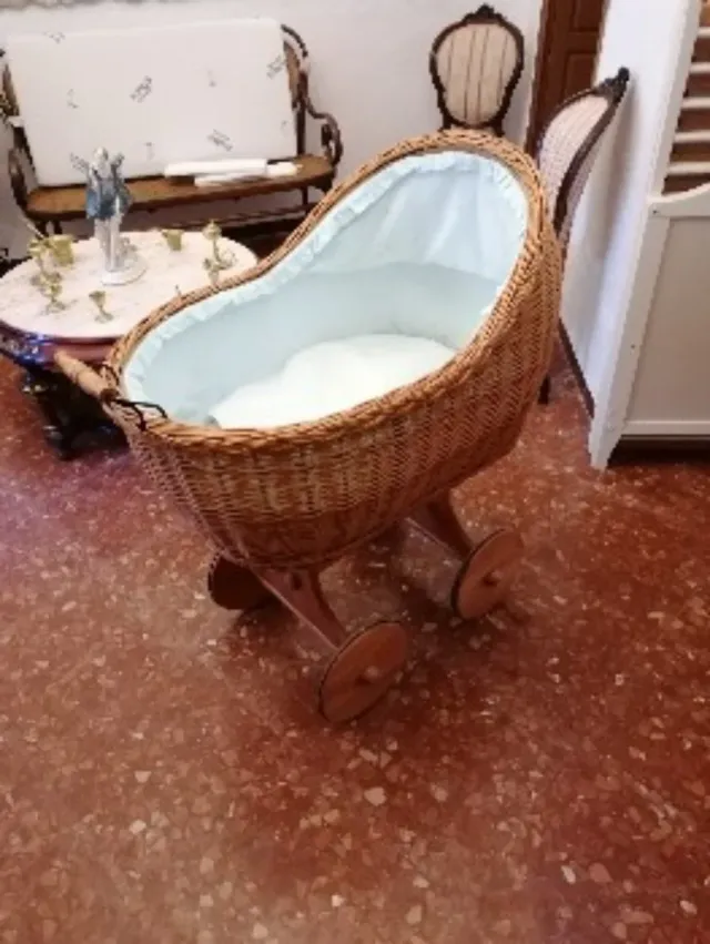 Cochecito de mimbre para bebé