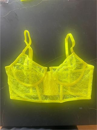 Top lencero amarillo neón encaje