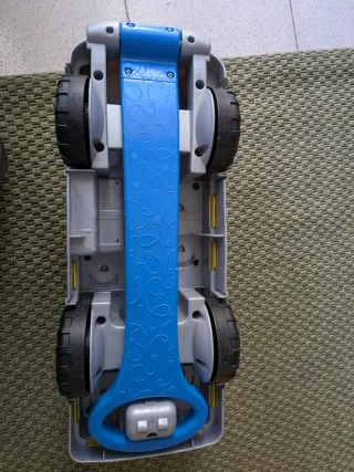 Autobús de juguete amarillo