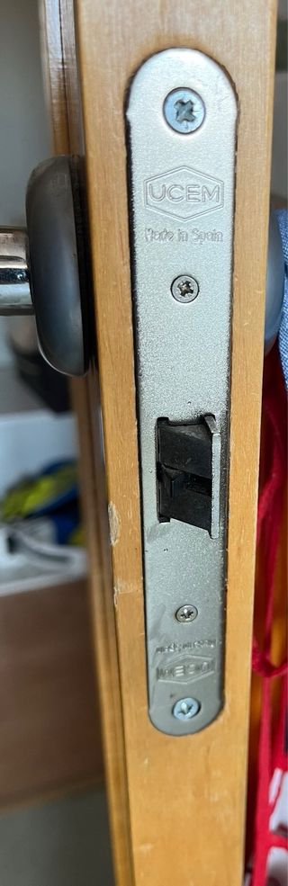 Manillas bisagras y herrajes de  puerta interior