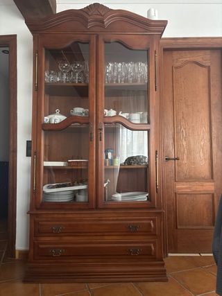 Mueble de madera y cristal