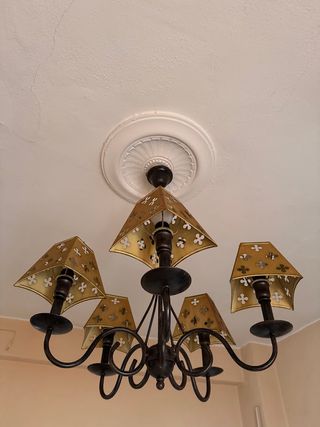 Lámpara de forja negra y dorada