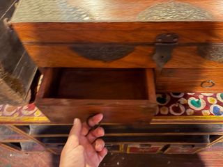 Baúl madera maciza con cajones antiguo