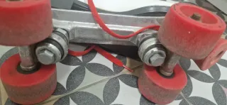 Patines blancos con cordones rojos