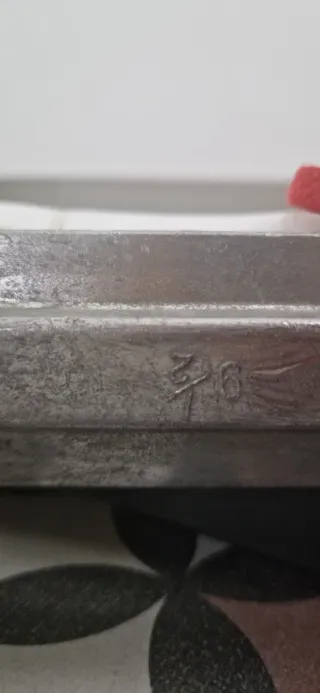 Patines blancos con cordones rojos