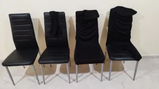 Juego de 4 sillas negras, con sus fundas.